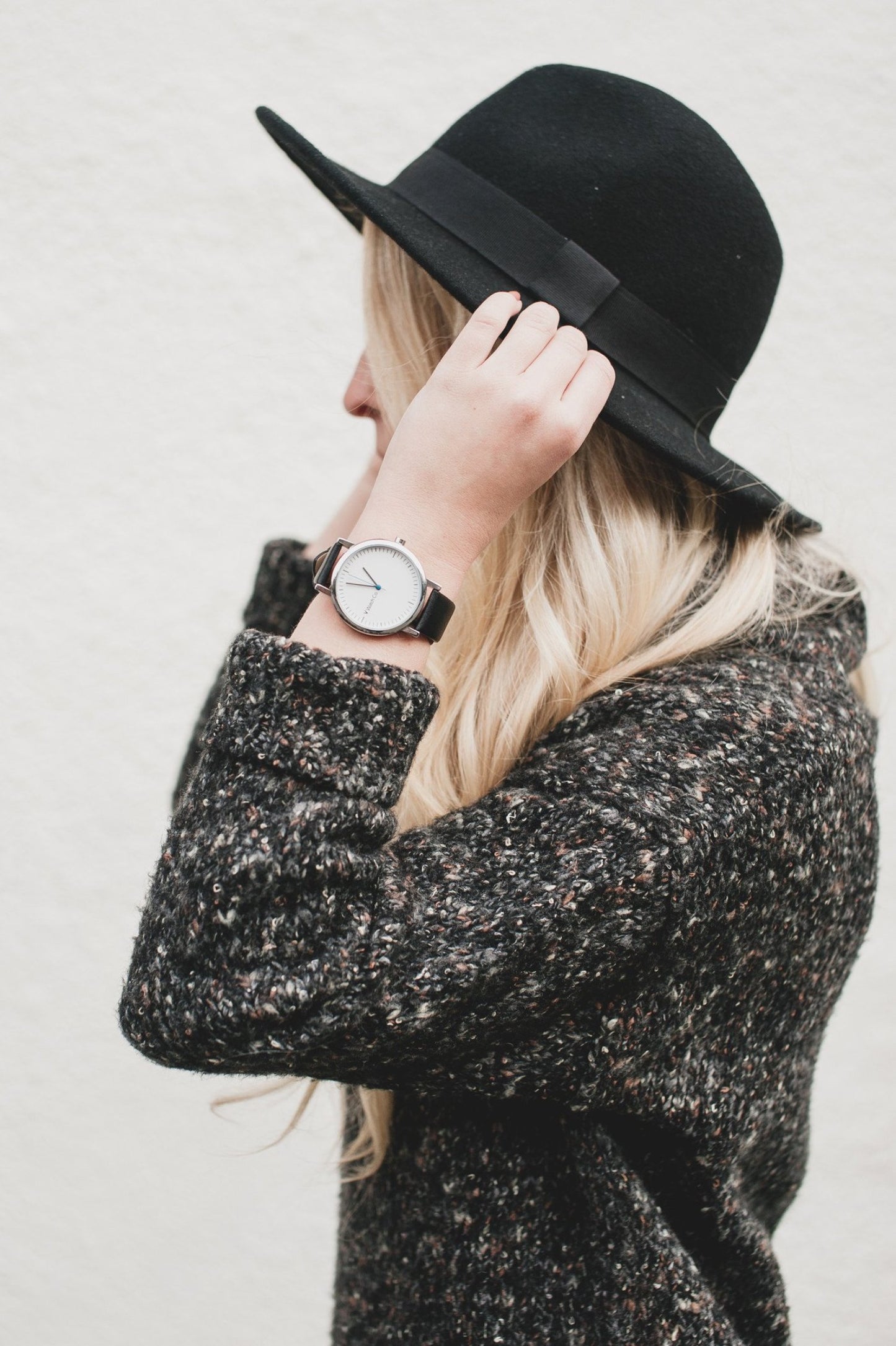 V WATCH CO. / White dial - HODINA